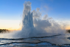 Der Ausbruch kurz nach Sonnenuntergang, Great Fountain Geysir, Lower Geyser Basin, Yellowstone Nationalpark