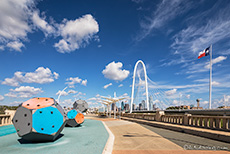 Trinity Fußgängerbrücke und Margaret Hunt Hill Bridge, Dallas
