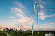 Margaret Hunt Hill Bridge mit der Skyline von Dallas