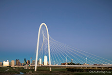 Margaret Hunt Hill Bridge in der Blauen Stunde mit der Skyline von Dallas